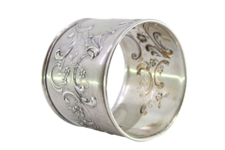 Argola de guardanapo em prata com relevos florais envolvendo cartela para monograma.